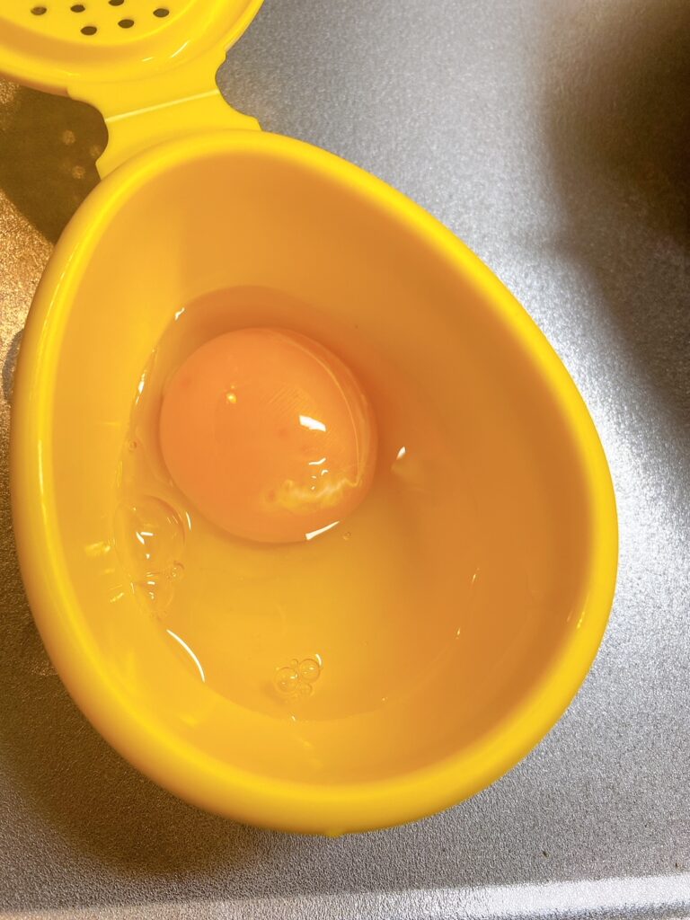 容器の中に卵を入れる